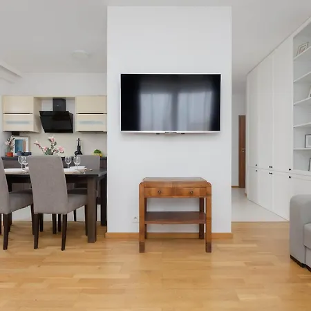 Modern With Parking & Balcony Near The Underground Station By Renters Апартаменты