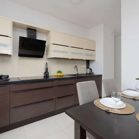 Modern With Parking & Balcony Near The Underground Station By Renters Апартаменты
