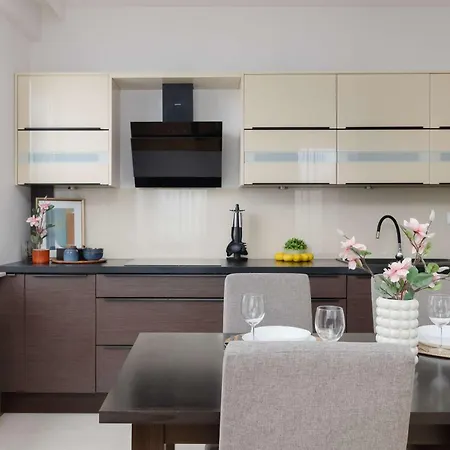Modern With Parking & Balcony Near The Underground Station By Renters Апартаменты Варшава