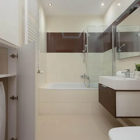 Modern With Parking & Balcony Near The Underground Station By Renters